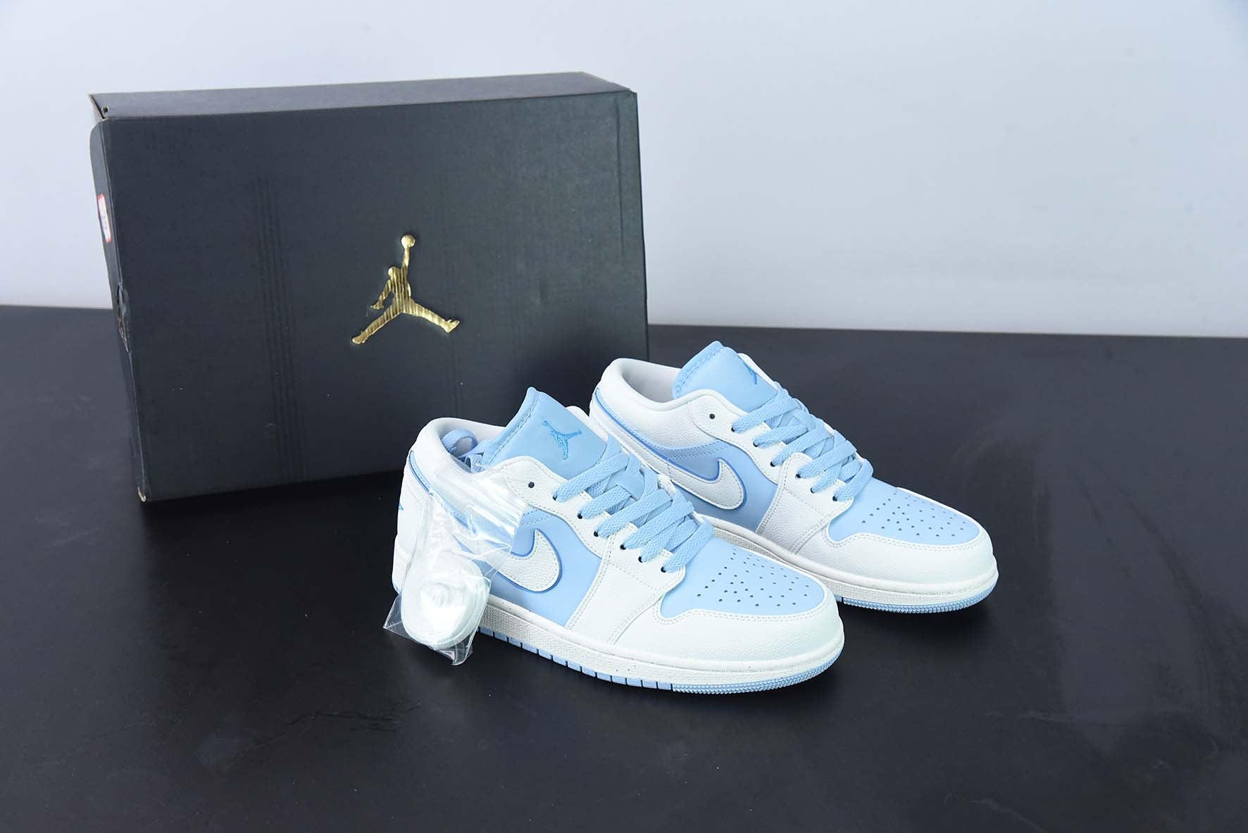 AJ 1 Low SE “Reverse Ice Blue“