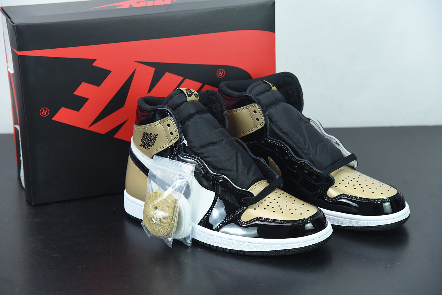 AJ 1 Retrô High NRG Patent Gold Toe